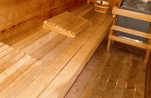 Longview Heights Apartment | Unique Woodsy Residential Retreat In Heart of PNW With Large Jacuzzi Tub and Indoor Sauna