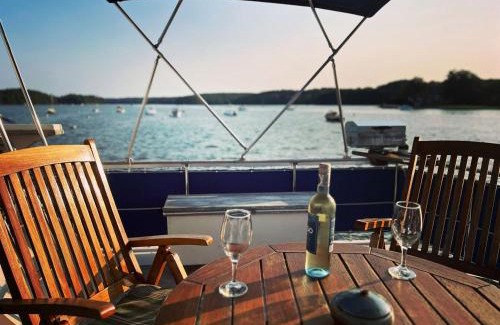 Damariscotta Boat Rental | Unique Yacht Rental in a Peaceful Setting on Damariscotta River, Maine