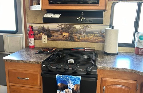 Gardiner House | Unique Yellowstone Camping Glamping Getaway. RV on Solo Sight w/Full Hookups