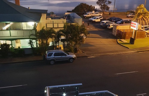 Harrington Apartment | UNIT 1. OPPOSITE THE OCEAN. BEACH .RIVER.PET FRIENDLY. 1 FREE PARKING n n