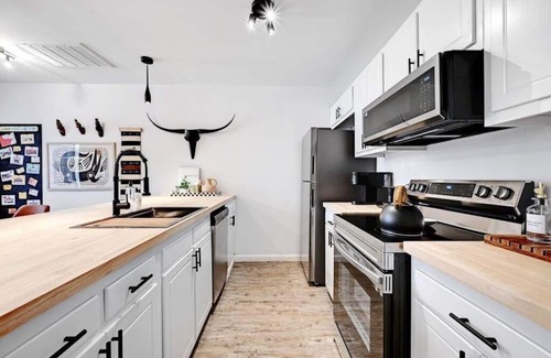 St. Edwards Apartment | Unit A Willowrun · Artist Retreat by SoCo w/PRKG | Sleeps 4