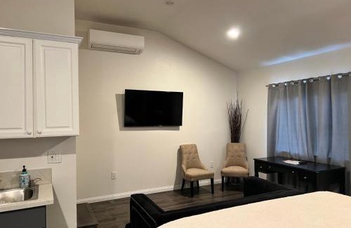 Palms House | Unit B with big yard