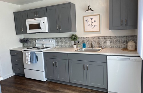 West Salem Apartment | Unit D Manor House Month to Month