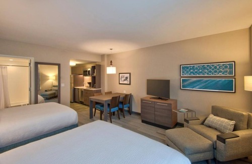 Flagami Hotel | Unit with Kitchenette! With Free Breakfast, Outdoor Pool, Onsite Parking!
