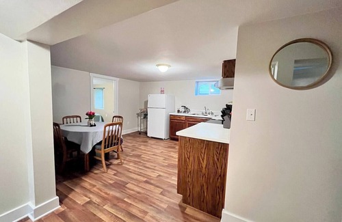 University District Apartment | University Cottage Suite | Block to UM & River