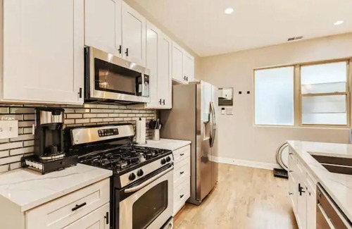 Woodlawn Hotel | University of Chicago Condo-Upgraded and Spacious w/Parking