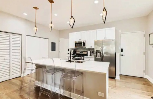 Woodlawn Hotel | University of Chicago Condo-Upgraded and Spacious w/Parking