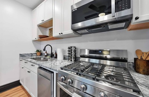 German Village Apartment | Unwind and relax in this picturesque German Village hideaway. Perfect for small groups!