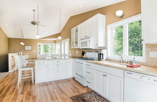 Bear Lake House | Updated Bear Lake Home Across from Lake