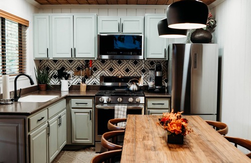 Greer Cabin | Updated cabin walking distance to both restaurants and amazing hiking trails!