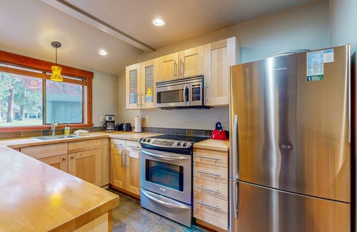 Black Butte Ranch Condo | Updated Central Oregon condo with pools, athletic courts, full kitchen, & W/D