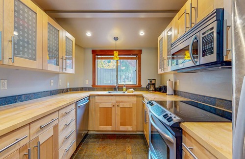 Black Butte Ranch Condo | Updated Central Oregon condo with pools, athletic courts, full kitchen, & W/D
