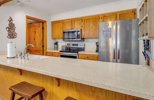 Overlook Park Condo | Updated condo, sleeps 6, close to everything, no pets, end unit, comfort!