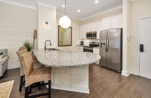 King City Condo | Updated condo with pool & steps to village