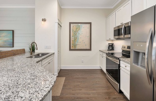 King City Condo | Updated condo with pool & steps to village