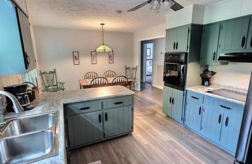 Cadiz House | Updated cottage, Screened Patio, Near Lake Barkley