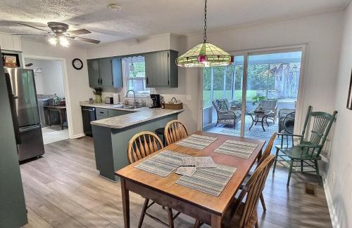 Cadiz House | Updated cottage, Screened Patio, Near Lake Barkley