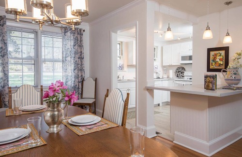 Hendersonville House | Updated, elegantly appointed historic home close to downtown