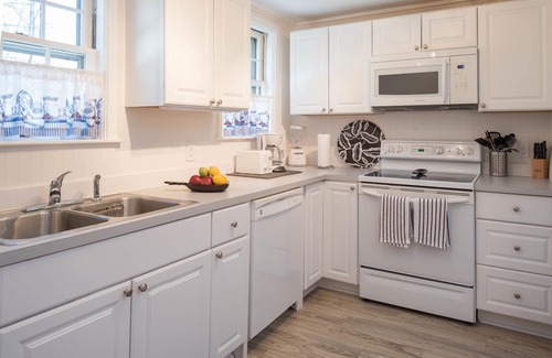 Hendersonville House | Updated, elegantly appointed historic home close to downtown