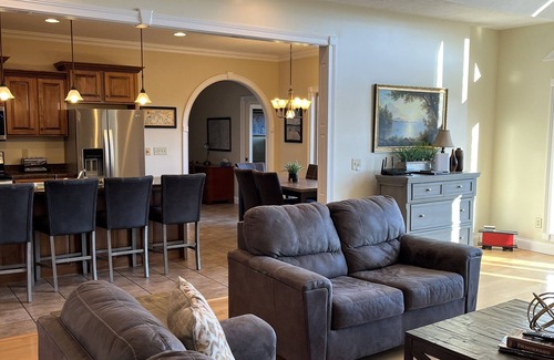Albany House | Updated Game Room with Arcade Style Games, 7 BR, 2 Kitchens, sleeps up to 25!
