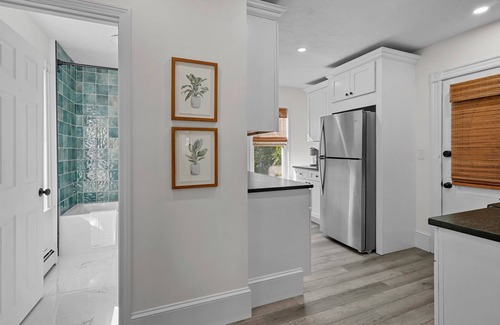 Warren House | Updated, Historic District, Walk to Waterfront. Pet-Friendly! Sleeps 12