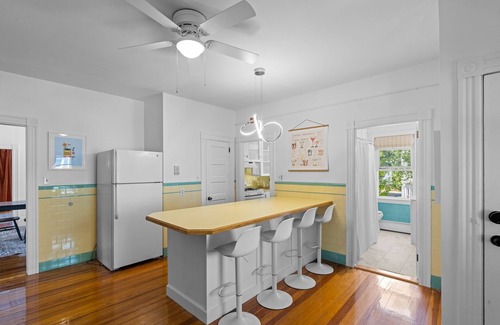 Warren House | Updated, Historic District, Walk to Waterfront. Pet-Friendly! Sleeps 12