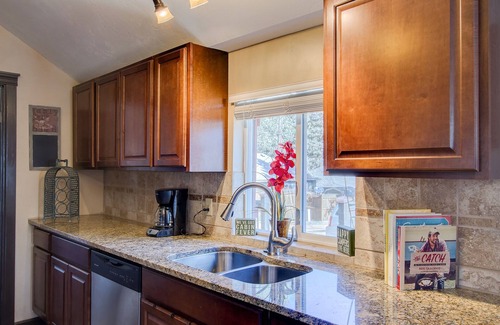 Green Mountain Falls Cabin | Updated home near beautiful hiking trails with nEV Charger