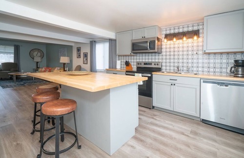 Marine City Cottage | Updated home viewing Belle River Canal