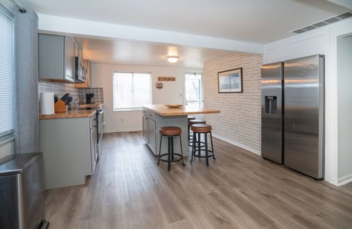Marine City Cottage | Updated home viewing Belle River Canal