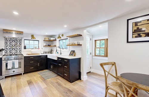 East Chop House | Updated house close to town and beach with patio, AC, and games