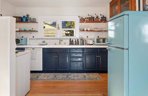 Dunsmuir Apartment | Updated Mountain Home Clawfoot Tub Near Waterfalls