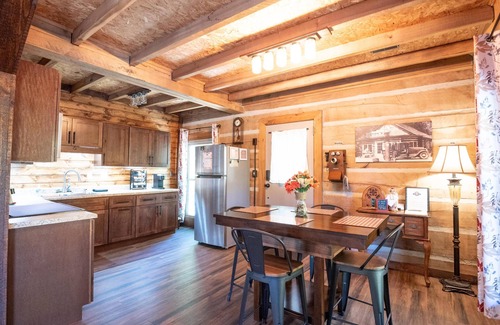 Nashville Cabin | Updated pet friendly, close to Nashville!