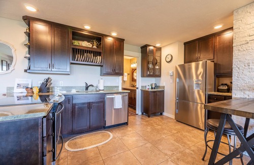 Bend Condo | Upgraded top floor condo with breathtaking views