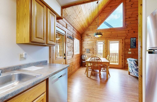 Warrens House | Upper-Level duplex, adventure retreat with fire pit, AC, patio & WIFI