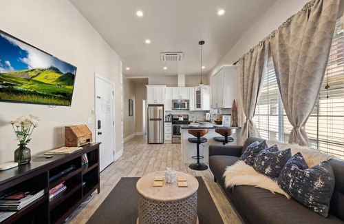 Midtown Sacramento Apartment | Upscale 1890's Historic Apartment · 23-4