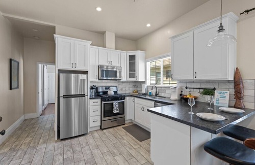 Midtown Sacramento Apartment | Upscale 1890's Historic Apartment · 23-4