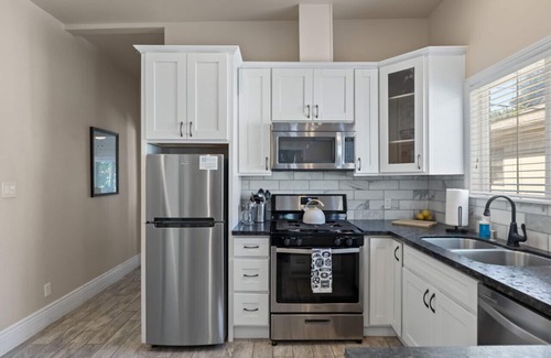 Midtown Sacramento Apartment | Upscale 1890's Historic Apartment · 23-4