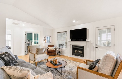 Springfield House | Upscale 2 Bedroom,2 Bath + Office located near Medical Mile