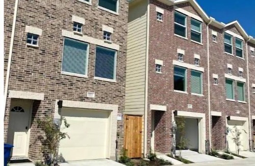 Southeast Houston Condo | Upscale 2 Bedroom Townhouse/Houston