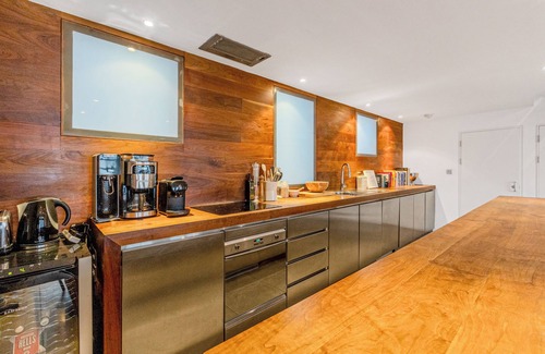Notting Dale Apartment | Upscale 2BR Maisonette with Views in Notting Hill