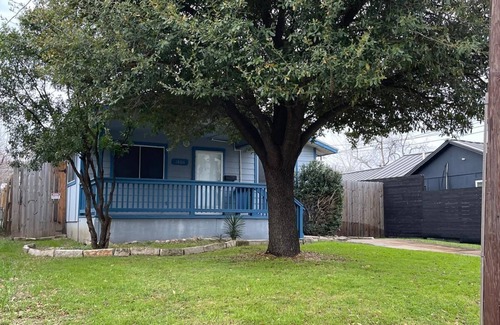 Chestnut House | Upscale 3BD house uptown. Big back yard. Pet friendly. 7min from UT