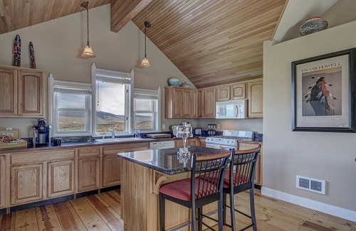 Salmon Apartment | Upscale Apartment with Panoramic Views