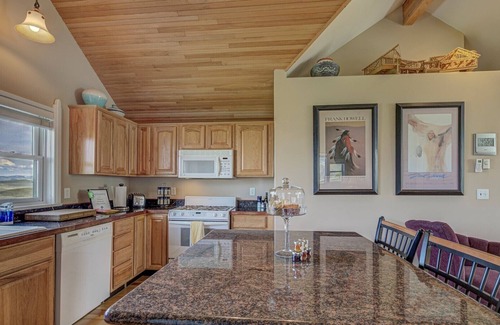 Salmon Apartment | Upscale Apartment with Panoramic Views