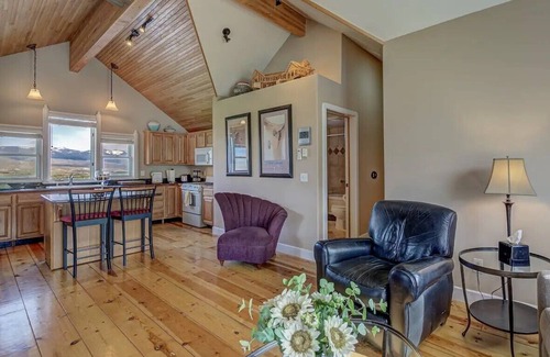Salmon Apartment | Upscale Apartment with Panoramic Views