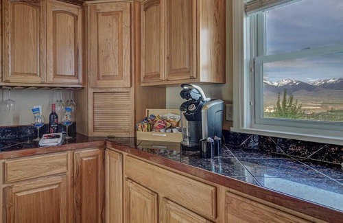 Salmon Apartment | Upscale Apartment with Panoramic Views