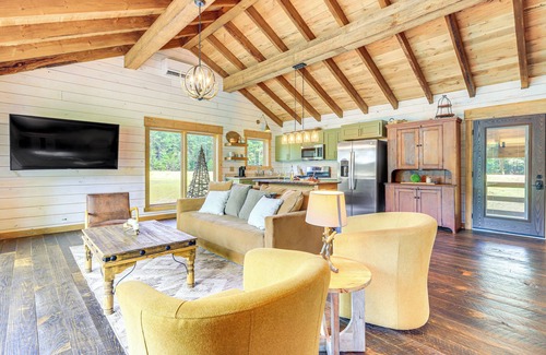 Thomaston Cabin | Upscale Cabin Comfort in Thomaston w/2 Decks!