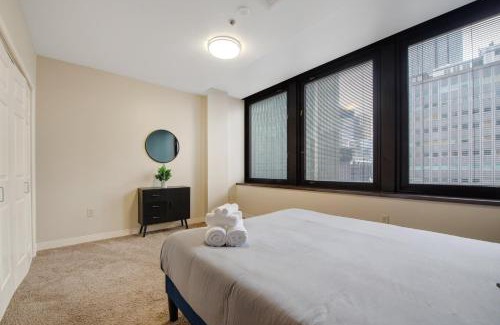 Downtown Pittsburgh Apartment | Upscale Charm PRIME LOCATION CITY VIEWS 24-7 Gym Lounge Roku