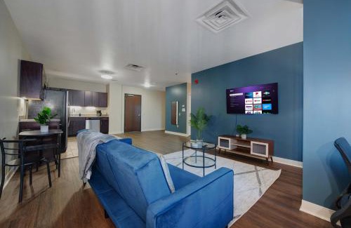 Downtown Pittsburgh Apartment | Upscale Charm PRIME LOCATION CITY VIEWS 24-7 Gym Lounge Roku