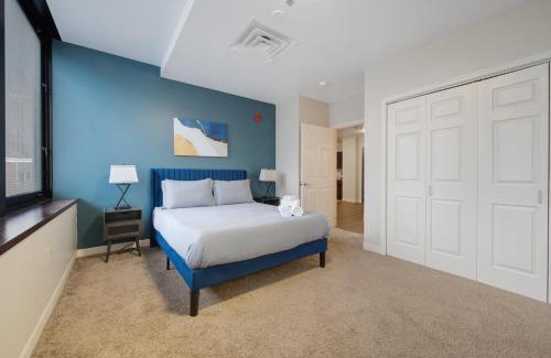 Downtown Pittsburgh Apartment | Upscale Charm PRIME LOCATION CITY VIEWS 24-7 Gym Lounge Roku