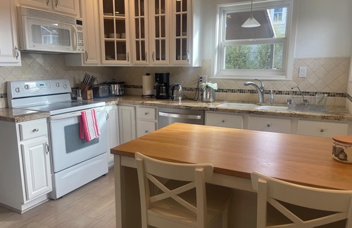 Half Moon Bay House | Upscale cottage: First block from the beach